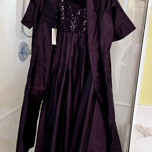 A Calvin Klein Event Dress. That’s never been wore - Picture 4 of 4